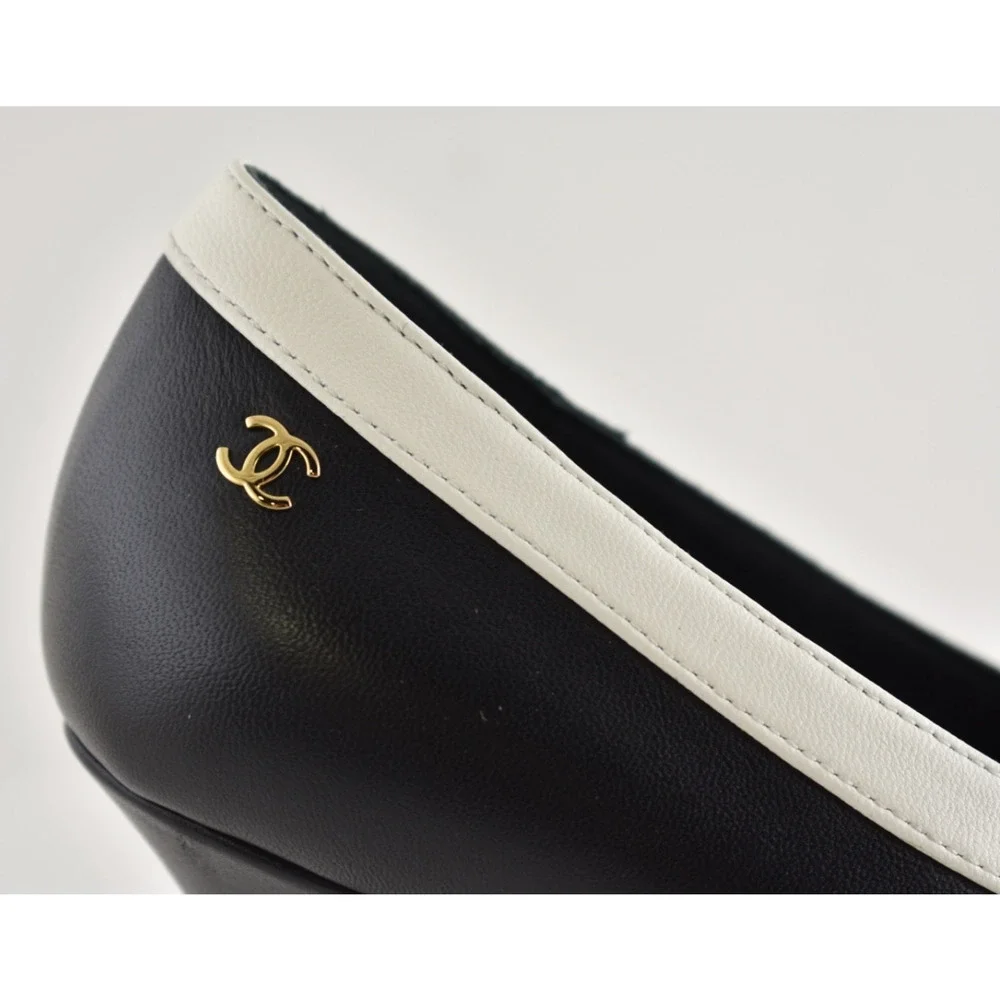 Chanel 26S Blazy Black Ivory White Lambskin Leather CC Gold Square Heel Pump 38